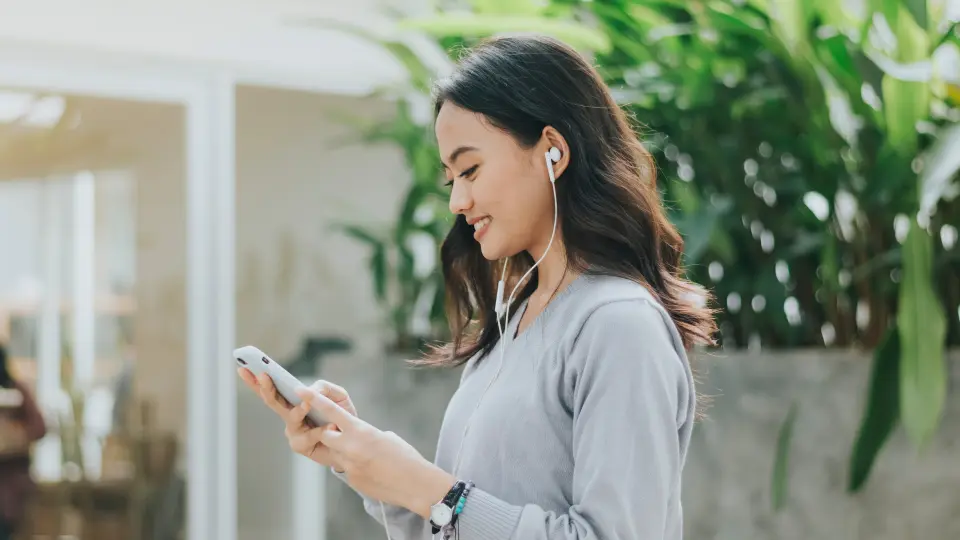 スマートフォンを見る女性